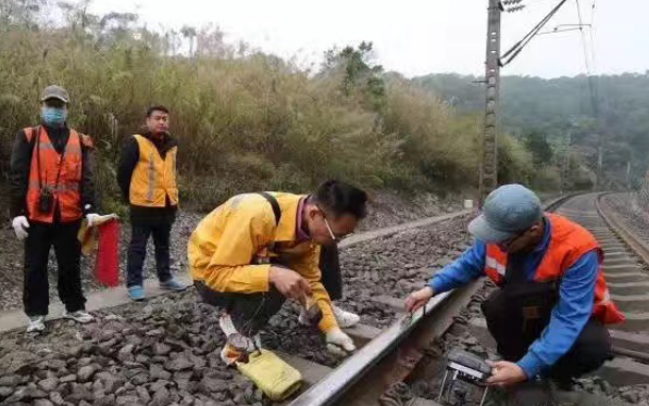 探伤仪在铁路轨道的应用 探伤仪在铁路轨道的应用